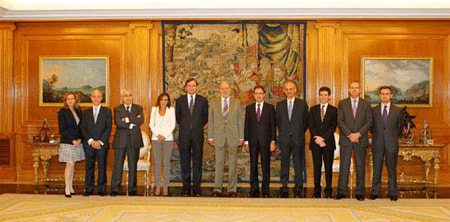 The photograph shows the members of the Board of Trustees, from left to right: Natalia Zorrilla, Secretary to the Board; Mario Lara, Javier Urizarbarrena and Mar Gallardo, Trustees; Carlos Mas, Trustee and President of PwC; HM Juan Carlos I; Enrique Fernández-Miranda, Chairman of the PwC Foundation; Miguel Sanjurjo, Manel Valls and Jesús Díaz de la Hoz, Trustees; y Javier Garilleti, Director General of the PwC Foundation.