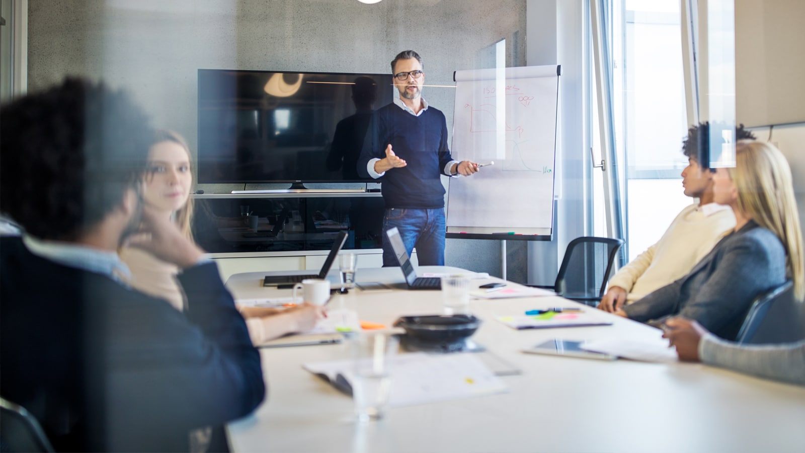 Análisis de la Guía del uso de imágenes de terceros en sistemas de inteligencia artificial y sus riesgos visibles en invisibles