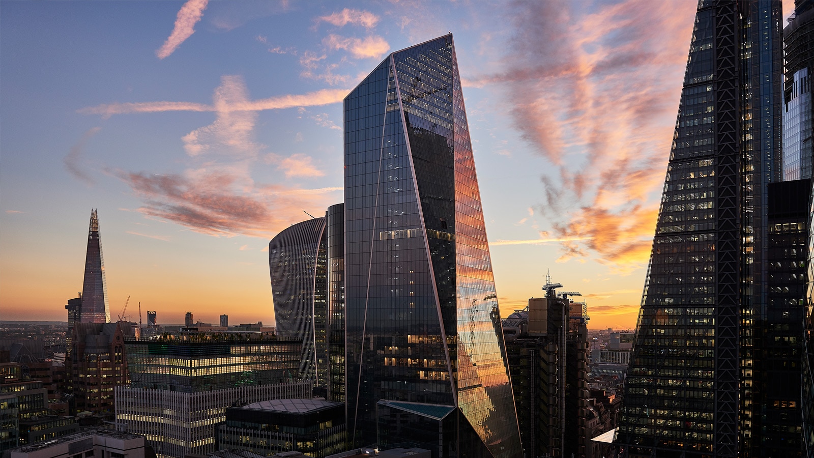 El fallo analiza las obligaciones de los prestadores de servicios de intermediación en línea bajo el Reglamento General de Protección de Datos (RGPD) y la aplicabilidad de la exención de responsabilidad de la Directiva sobre el comercio electrónico 